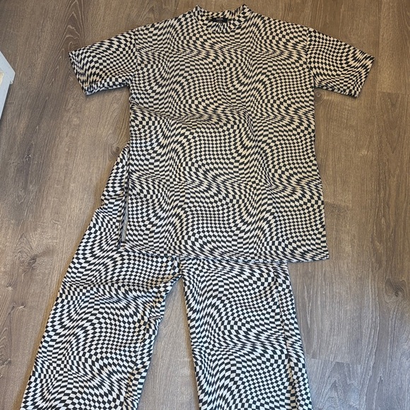 Dressed in LALA Monochrome Swirl set - Picture 1 of 2